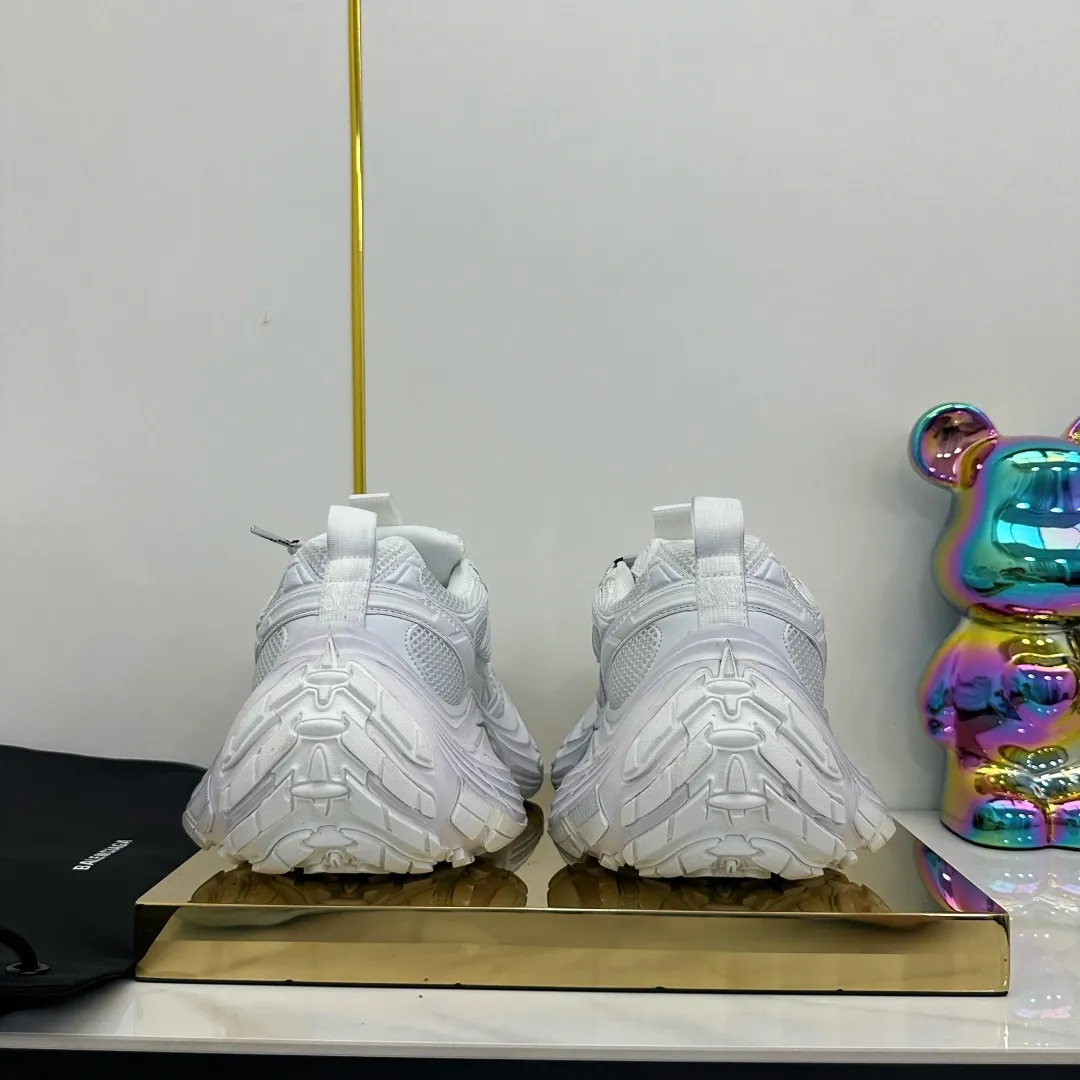 👟👟Ex-factory price 680👟👟 Balenciaga Balenciaga CARGO 6XL Sneakers Round-toe lace-up Low-cut lifestyle mesh lace-up Low-cut catwalk retro Balenciaga is always at the forefront of fashion. This model has huge size and eye-catching design. It is in line with the current "" trend. It uses an all-black color scheme to create a low-key yet gorgeous effect. The 6XL size makes it a conspicuous presence in the market. Suitable for people who pursue individuality. The products released this time once again reflect their innovation capabilities. They are made of microfiber and mesh. Its avant-garde design, exaggerated volume and reflective details give it a special silhouette. It is made of mesh material, which brings good foot feel, comfortable and breathable. The appearance still adopts the classic shape. The shoe body is fashionable and easy to wear. Item No.: 815859 W2MV2 1012 Size: 35-46